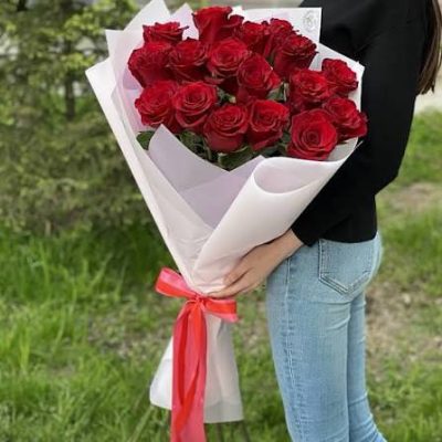 Прекрасный букет из 17 красных роз